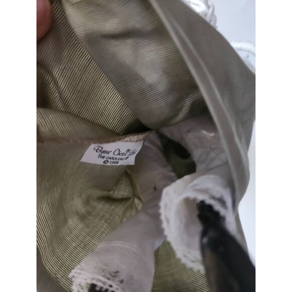 Byers Choice Carolers Victorian Woman Wicker Chair Holding Baby - Picture 8 of 8